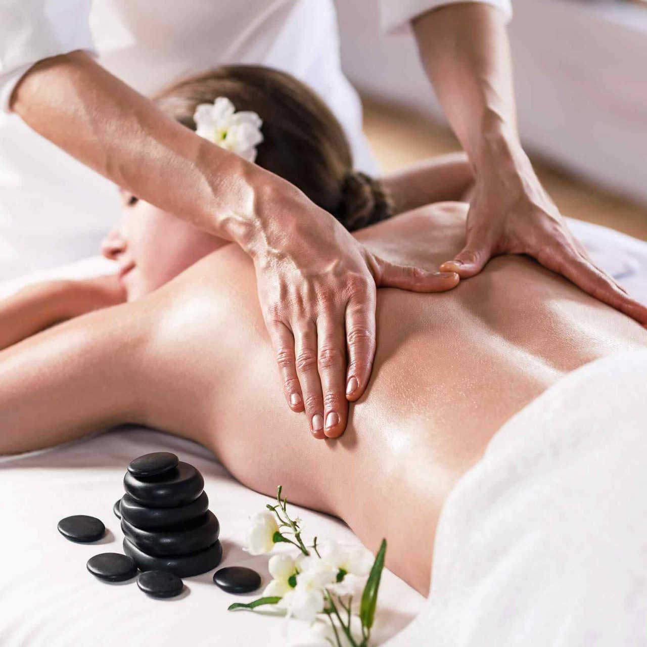 https://www.ilariaemaura.it/wp-content/uploads/2018/10/spa-massage-17-1280x1280.jpg