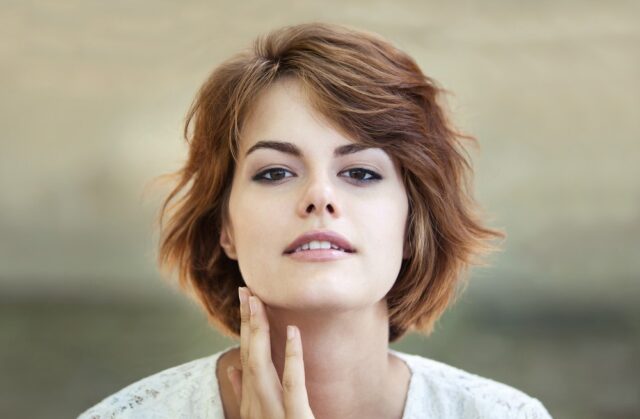 Tagli di capelli in base alla forma del viso: tendenze e consigli per scegliere il tuo stile