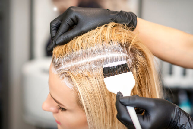 Schiariture con Decolorazione: La Magia che Illumina i Tuoi Capelli